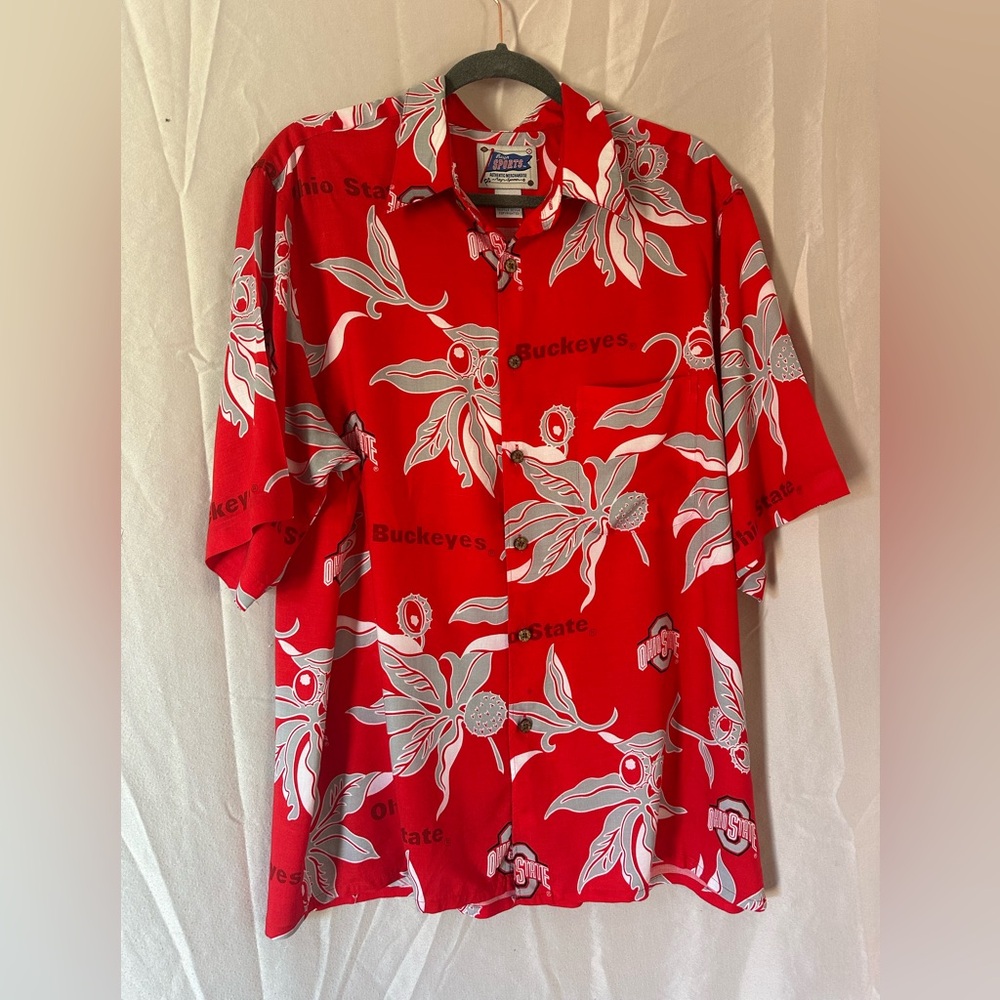Men's Hawaiian Buckeye Button Up Shirt. Size L